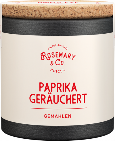 Drei Rosemary & Co. Gewürzdosen Smoky Selection auf Grill mit Spießen und Gemüse3
