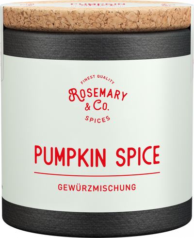Tafel mit "HERBSTGETRÄNKE", zwei Gläser Tee mit Zitronenscheiben und eine Pappdose mit Aufschrift "Rosemary & Co."1