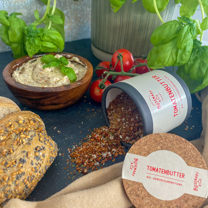 Diese Tomatenbutter darf beim Grillen nicht fehlen. Sie ist fruchtig, süß und würzig. Sie passt zu vielen verschiedenen Gerichten. 