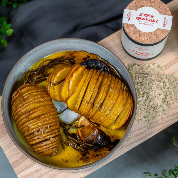 Hasselback Kartoffeln sehen nicht nur schön aus, sie lassen sich sehr einfach zubereiten. Mit Olivenöl und Rosemary's Zitronen-Rosmarinsalz schmecken sie super lecker aromatisch. 