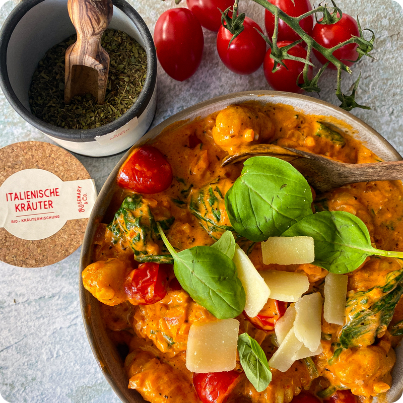 Deftige Gnocchi ist cremiger Soße und frischen Zutaten, welches von Rosemary's Italienische Kräuter verfeinert wird.