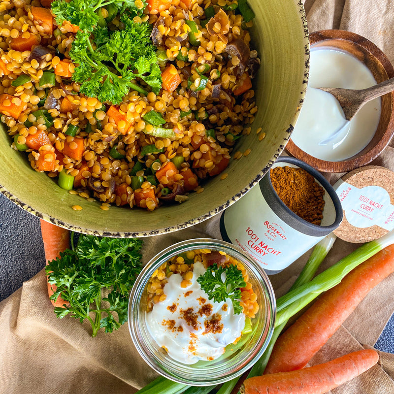 Linsensalat aus roten Linsen und 1001 Nacht Curry von Rosemary & Co. Leckere Möhren und süße Dattel runden es ab, sowie ein Klecks Joghurt