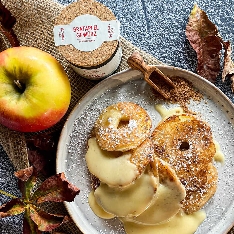 Diese süßen Apfelpfannkuchen schmecken besonders gut nach Apfel, da sie quasi der Pfannkuchen sind. Mit Rosemary's Bratapfel Gewürz hast du zusätzlich den herbstlichen/winterlichen Geschmack nach Zimt und Nelke.