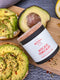 Schnelles und einfaches Rezept für Avocado Brötchen mit Frischkäse, Zitronensaft und würzigem Topping.