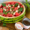 Dieses Wassermelonen-Feta Salat ist fruchtig und herzhaft zugleich. Dabei schaut es auch noch super schön aus und schmeckt erfrischend lecker