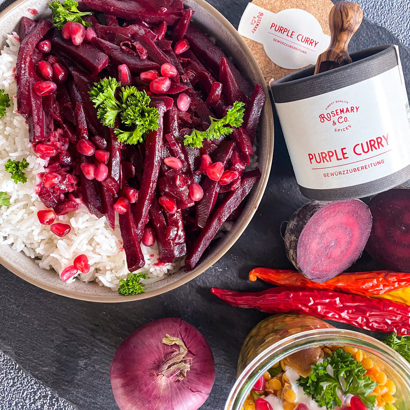 Rote Bete Curry mit Basmatireis. Sehr fruchtig und süß, aber auch nussig durch die Kokosmilch. 