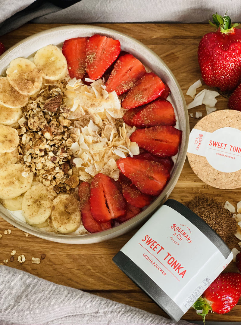 Diese sommerliche Erdbeer Granola Bowl ist ein optischer Hingucker! Mit Rosemary's Sweet Tonka bringst du die perfekte  Süße rein. 