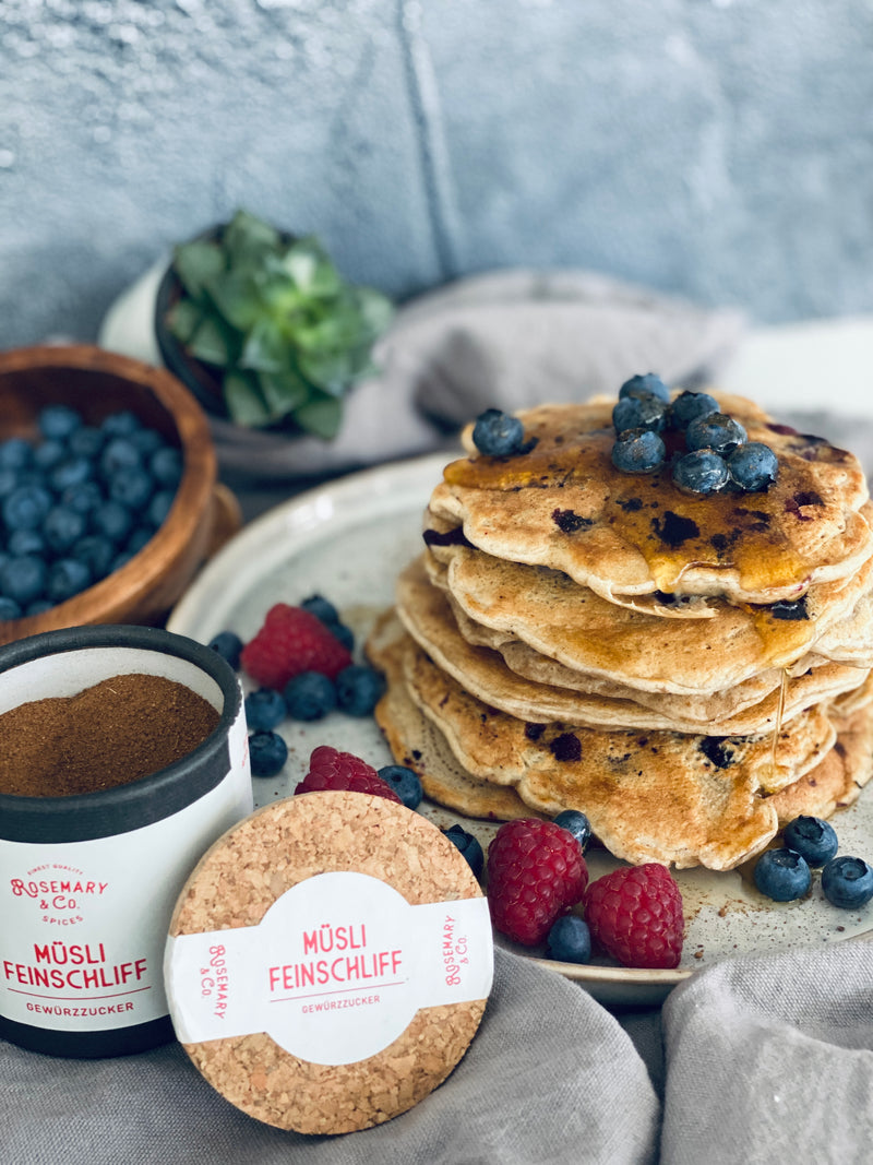 Diese  fluffigen veganen Pancakes mit Blaubeeren sind super schnell gemacht. Mit Müsli Feinschliff verfeinert und mit der Süße von Ahornsirup hast du das perfekte Frühstück. 