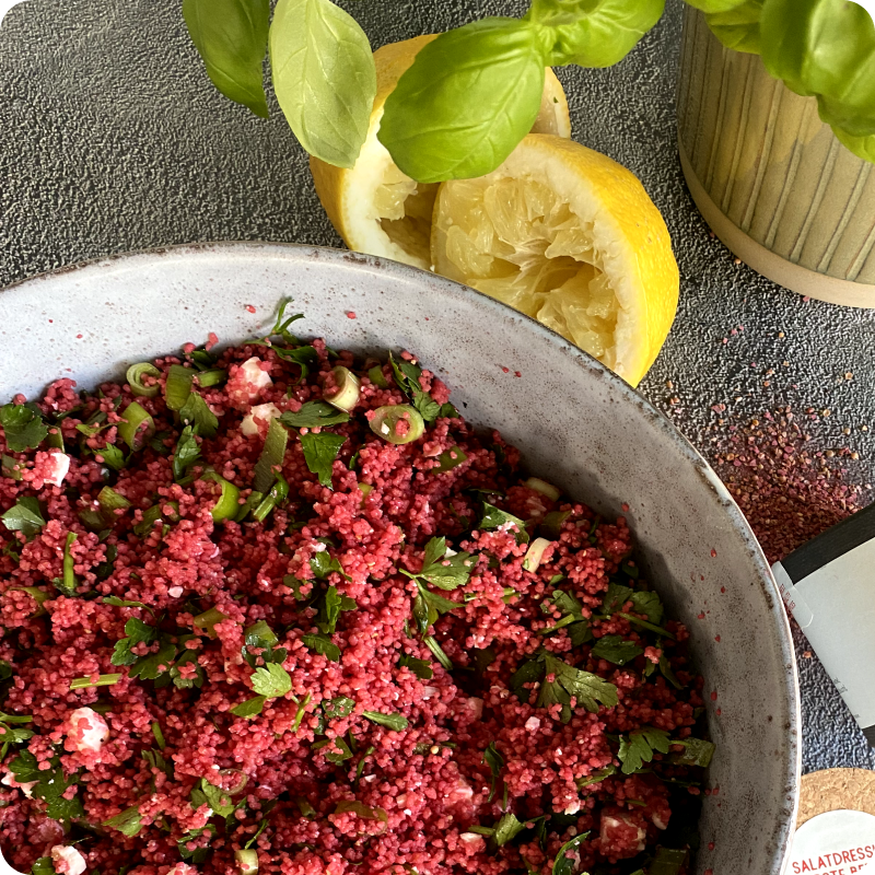 Pinker Couscous Salat? Ja das ist mit Rosemary's Rote Bete Dressing möglich! Feta, frische Petersilie und ein frisches Dressing peppen das Gericht auf