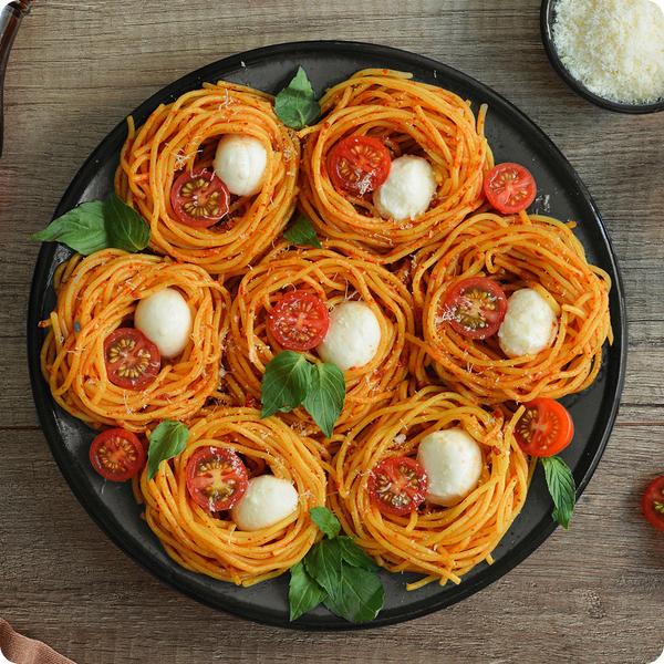 Spaghetti-Nester mit Burrata und Tomaten