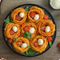 Spaghetti-Nester mit Burrata und Tomaten
