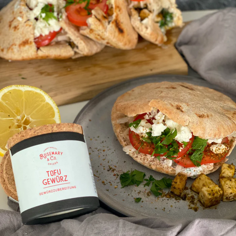 Lust auf ein sommerliches Gericht? Dann probiere diese Tofu Pita Taschen, gefüllt mit mariniertem Tofu, Weißkrautsalat, Tomaten, Feta und einem leckeren Joghurt Dressing. 