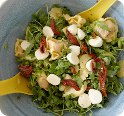 Tortellinisalat mit Rucola