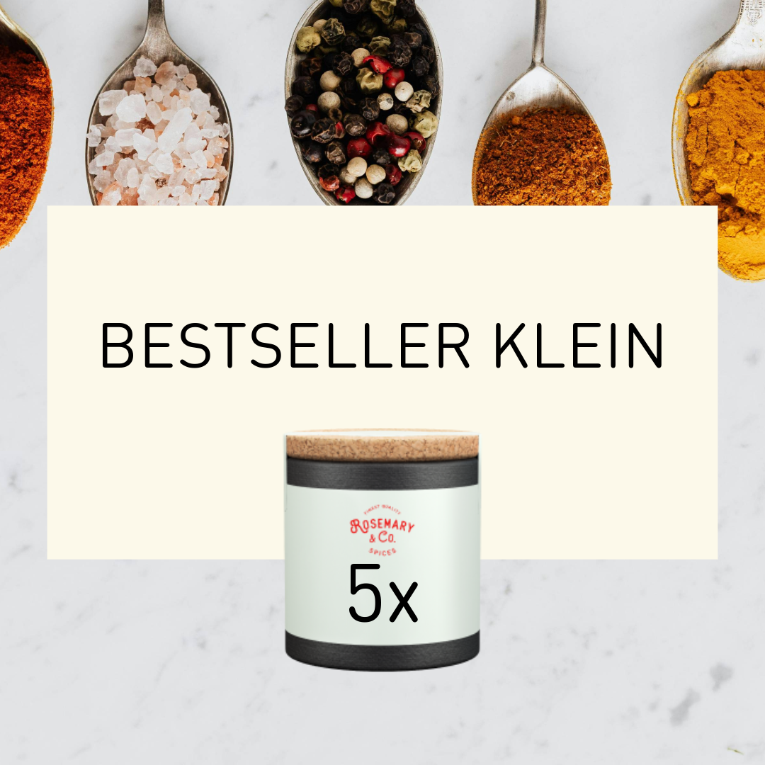 Dosierung Rosemary & Co. Gewürze Klein vor Schild, darüber Gewürze auf Löffeln