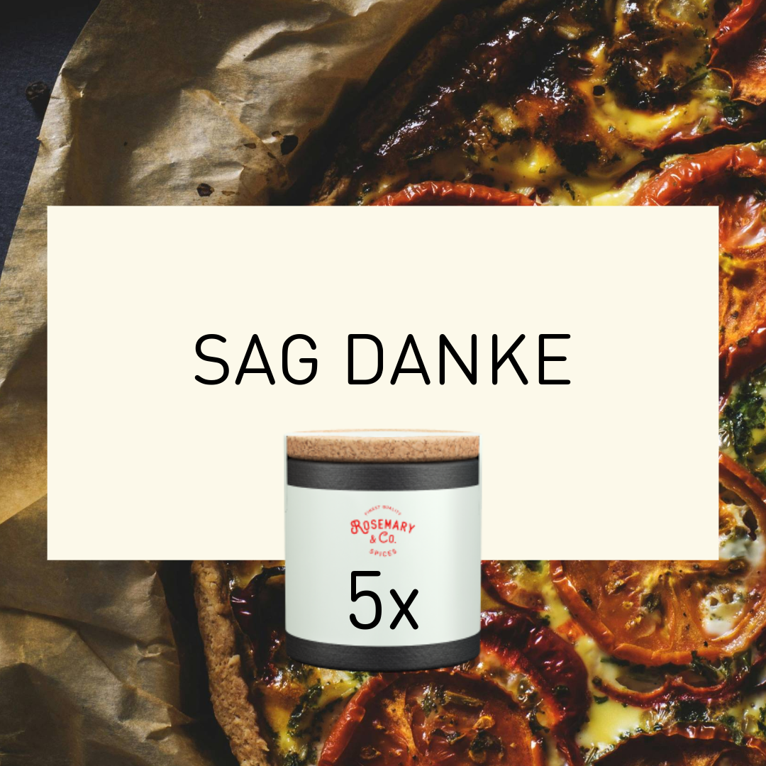 Ein Gericht auf Backpapier und eine Dose mit der Aufschrift "Rosemary & Co." und "5x", darüber steht "SAG DANKE".
