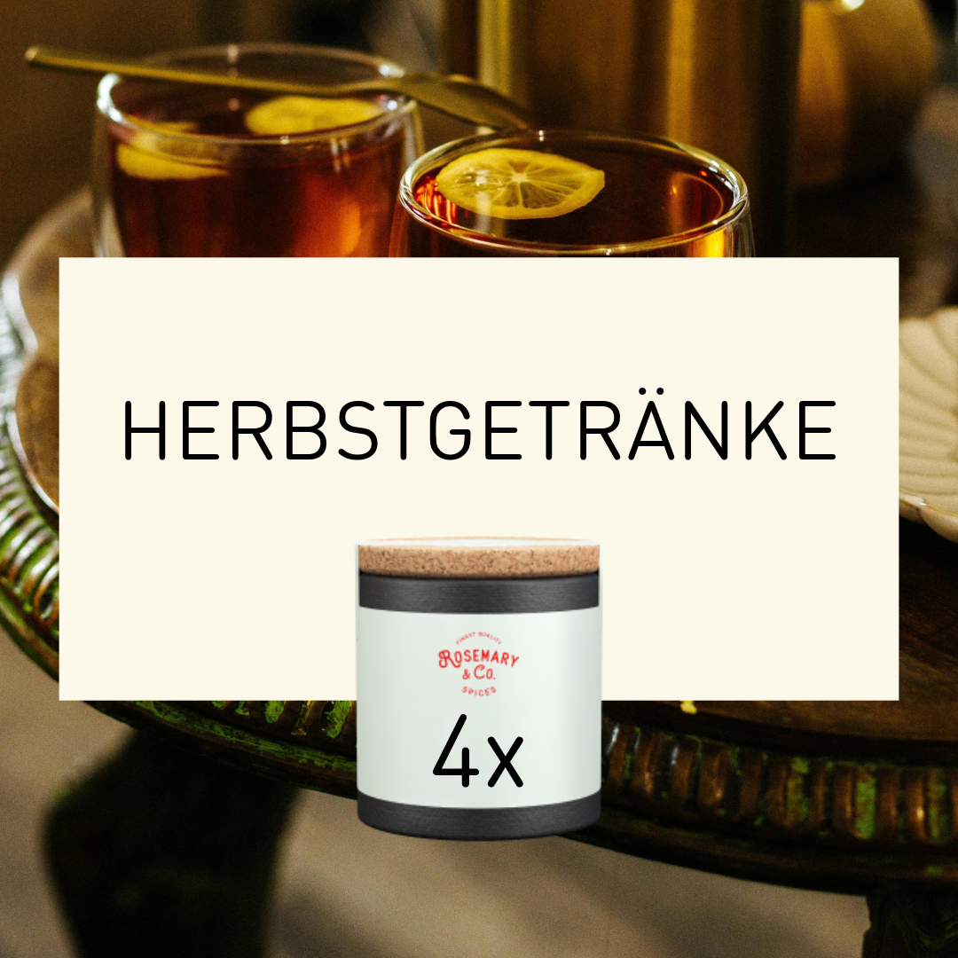 Tafel mit "HERBSTGETRÄNKE", zwei Gläser Tee mit Zitronenscheiben und eine Pappdose mit Aufschrift "Rosemary & Co."