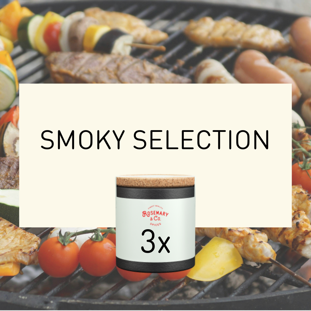 Drei Rosemary & Co. Gewürzdosen Smoky Selection auf Grill mit Spießen und Gemüse