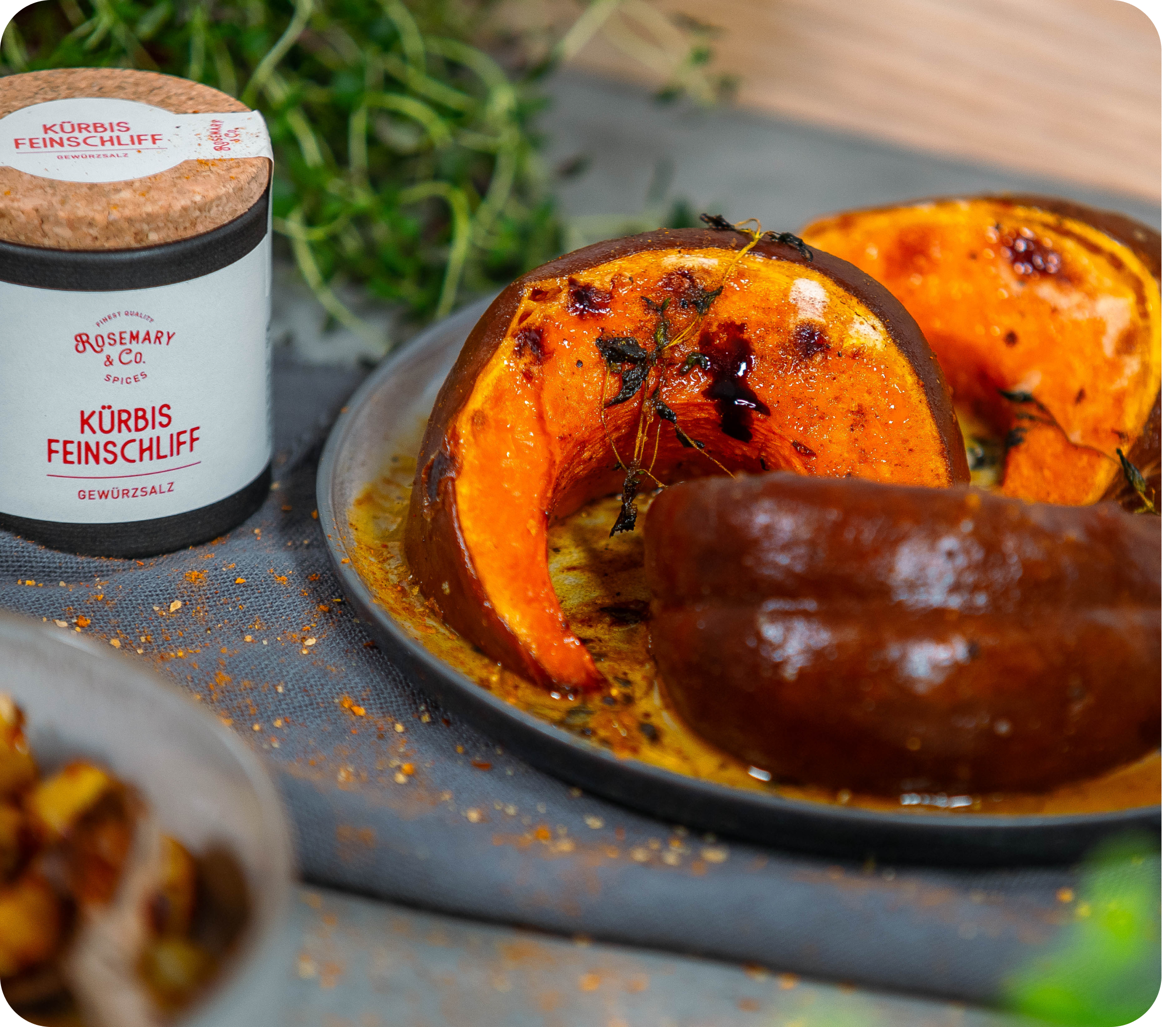 Geröstete Kürbisscheiben mit Kräutern, serviert mit Rosemary & Co. Gewürze Kürbis Feinschliff Dose