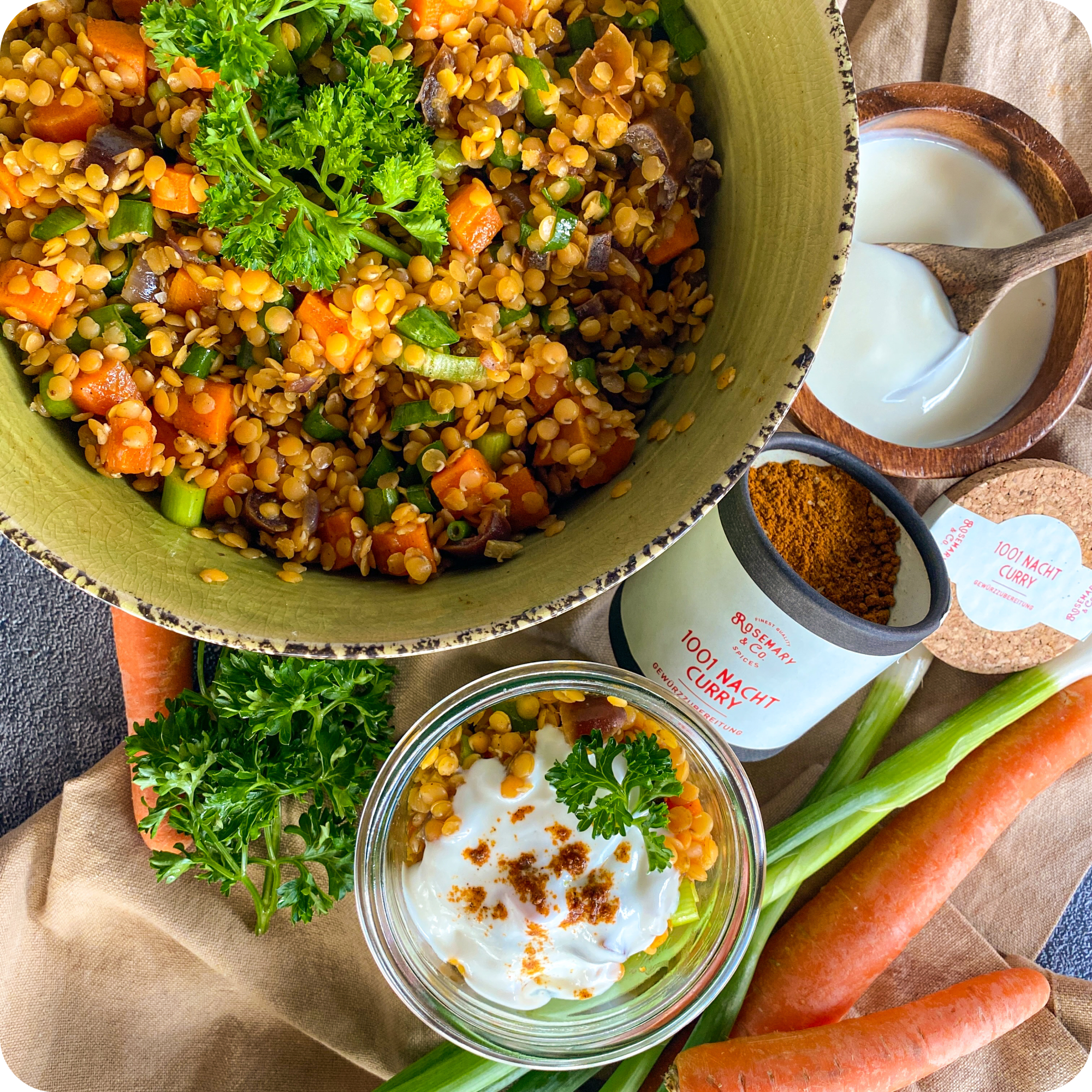 Linsensalat mit Karotten, Petersilie, 1001 Nacht Curry Dose von Rosemary & Co, daneben Joghurt und Frühlingszwiebeln