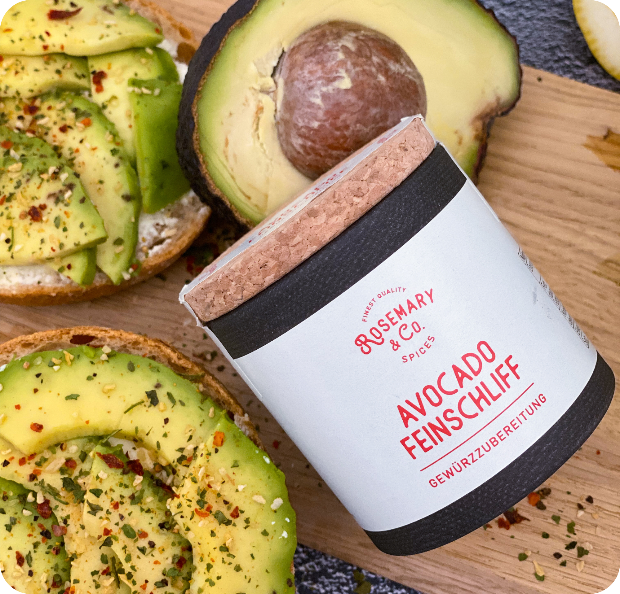 Dosis Rosemary & Co. Gewürze Avocado Feinschliff auf Holzbrett mit Avocado-Scheiben und Toast