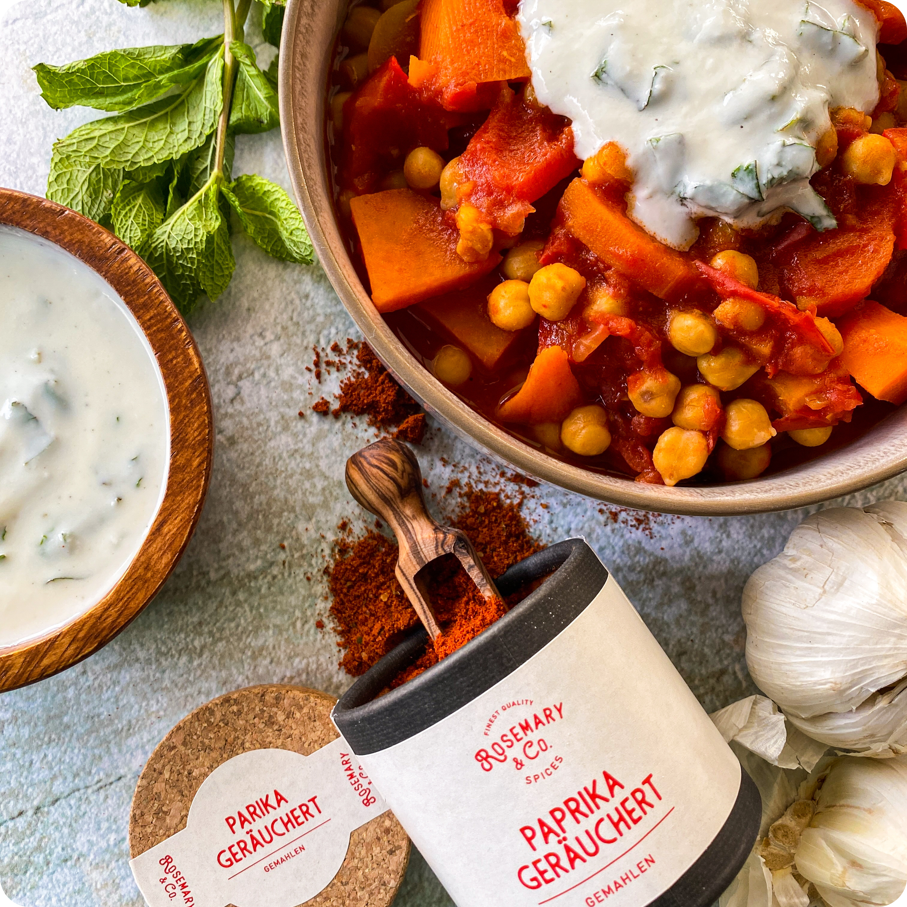 Kichererbseneintopf mit Sauce, Knoblauch, Kräutern, Paprika Geräuchert von Rosemary & Co., Joghurtsauce daneben, Dose