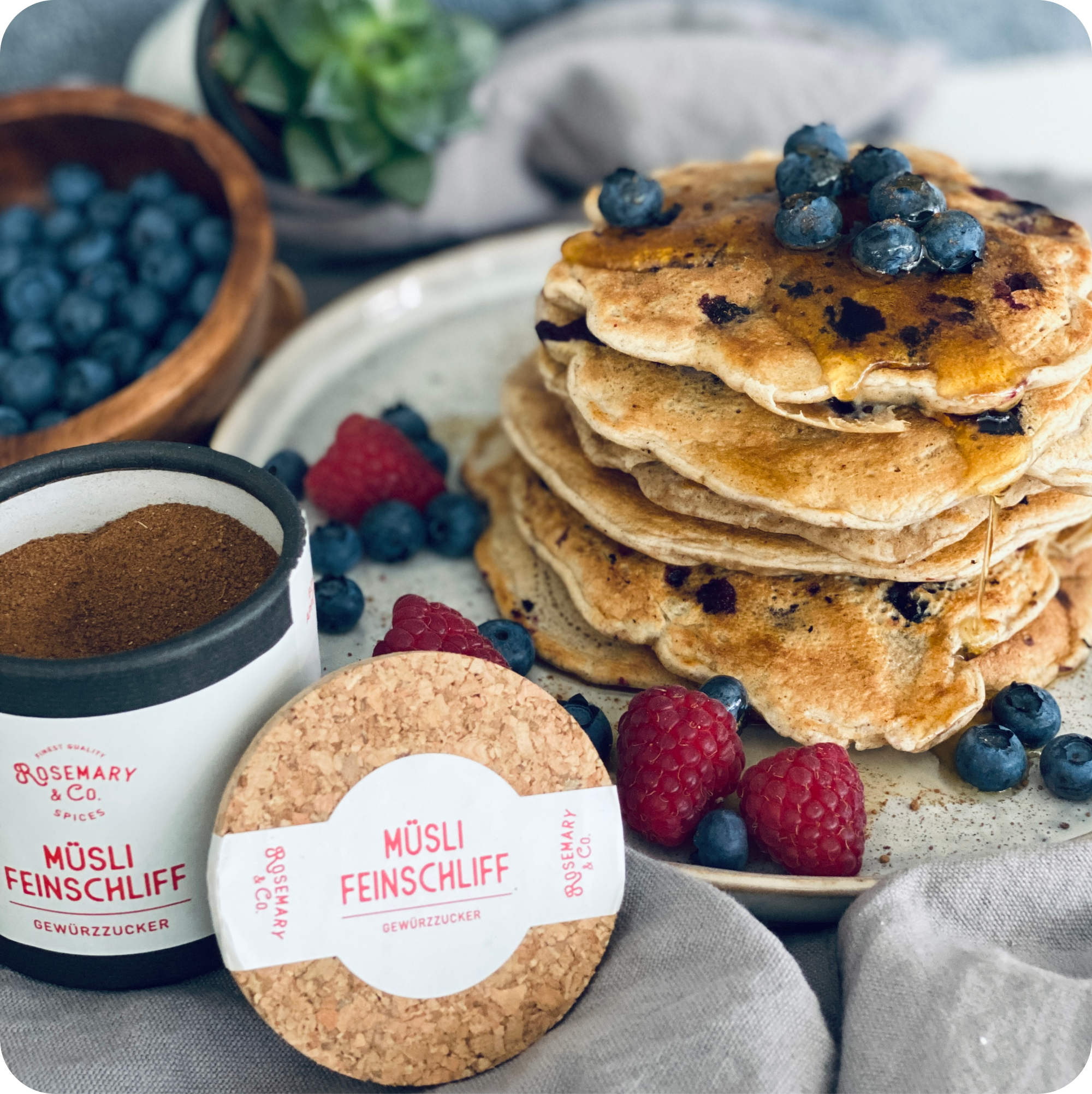 Blaubeer-Pfannkuchen neben Dose Rosemary & Co. Gewürze Müsli Feinschliff auf einem Teller