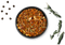 Schwarzer Teller mit getrockneten Gewürzen, umgeben von Pfefferkörnern, Rosmarin und Knoblauch auf hellem Untergrund.3
